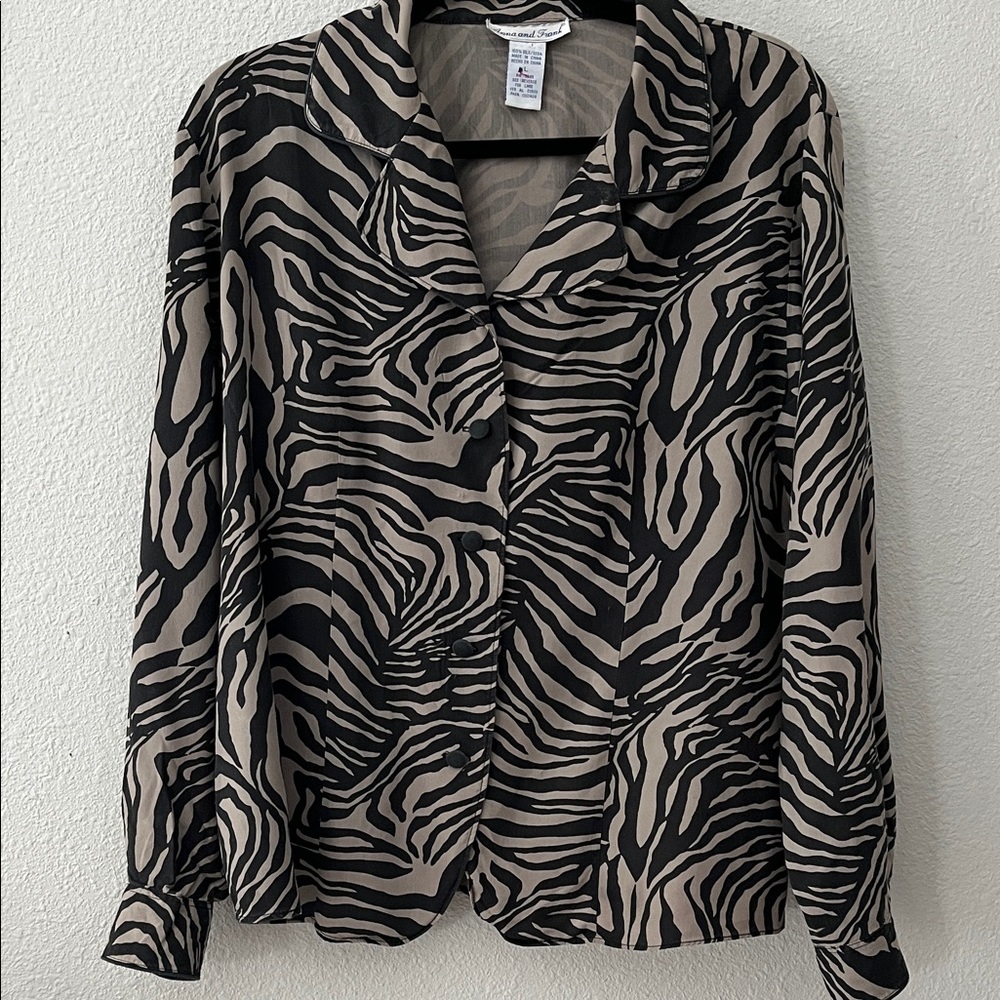 100% Silk Blazer Zebra print long sleeve, button front 
Artsy
Sz L